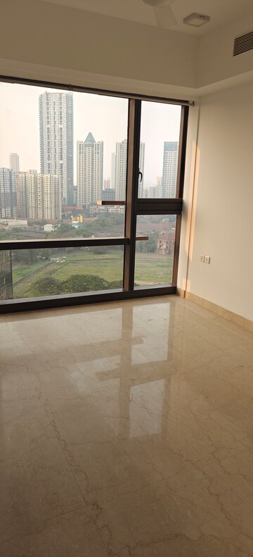 Room in 3 BHK Apartment at Worli – for Rent