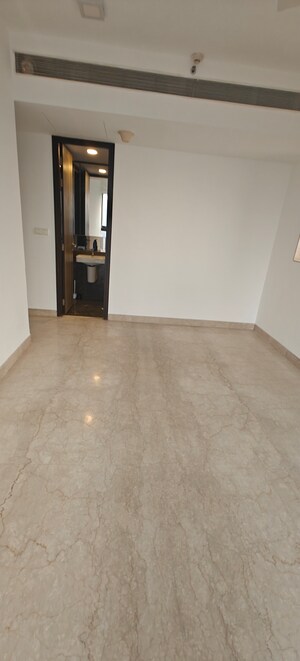 Room in 3 BHK Apartment at Worli – for Rent