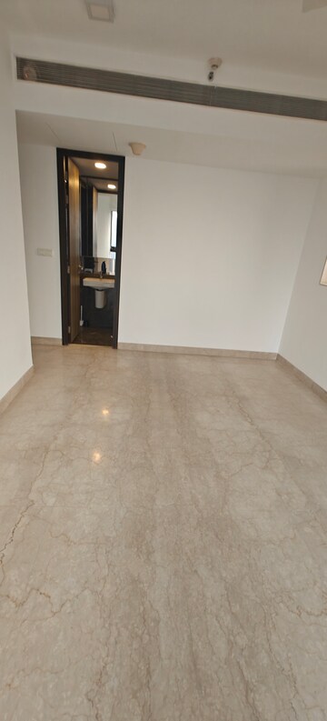 Room in 3 BHK Apartment at Worli – for Rent