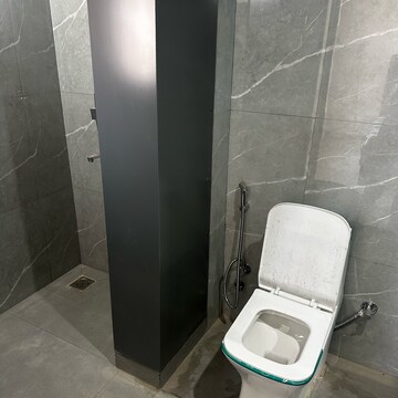 Bathroom in 1 BHK Builder Floor at Sector 52 – for Rent