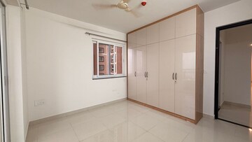 Room in 3 BHK Apartment at Pashmina Waterfront, Old Madras Road – for Rent