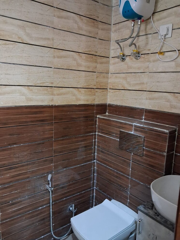 Attached Bathroom, sector 45 3 Bedroom 2500 Sq.Ft. Builder Floor In Sector 45 Gurgaon 9597900