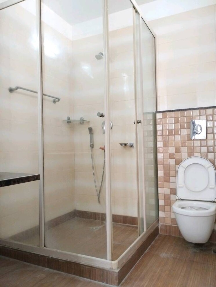 Bathroom, chittaranjan park 3 Bedroom 2000 Sq.Ft. Builder Floor In Chittaranjan Park Delhi 9598005