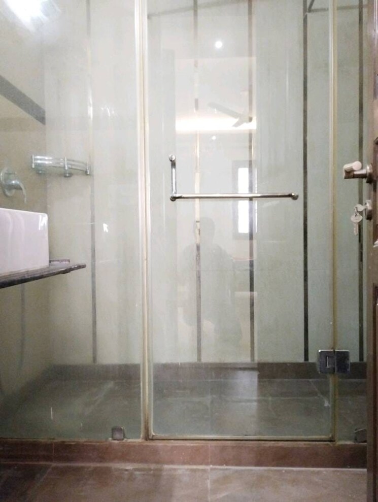 Bathroom, chittaranjan park 3 Bedroom 2000 Sq.Ft. Builder Floor In Chittaranjan Park Delhi 9598005