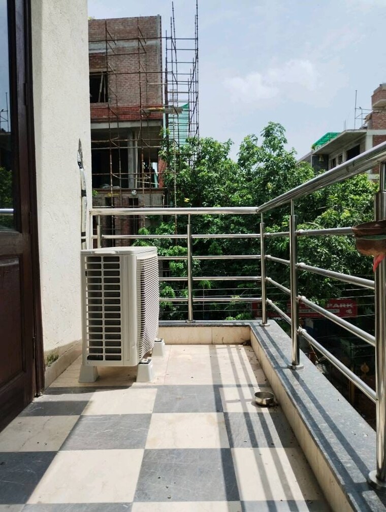 Balcony, chittaranjan park 3 Bedroom 2000 Sq.Ft. Builder Floor In Chittaranjan Park Delhi 9598005