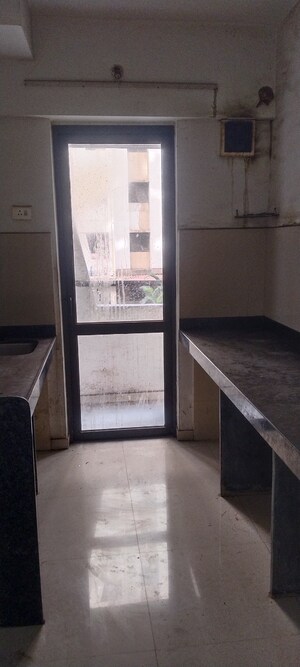 Room in 1.5 BHK Apartment at Lodha Lakeshore Greens, Dombivli East – for Rent