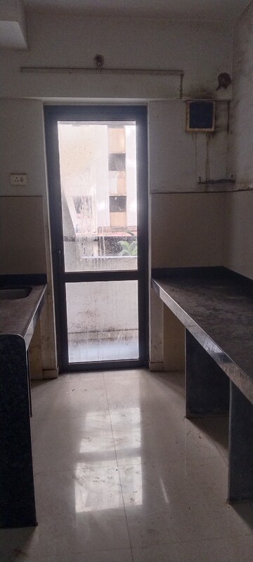 Room in 1.5 BHK Apartment at Lodha Lakeshore Greens, Dombivli East – for Rent