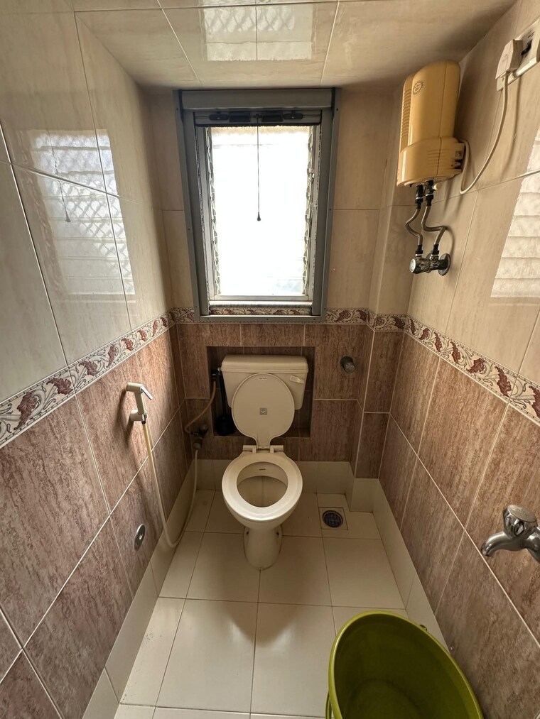 Bathroom, lokhandwala-breeze-apartments 2 Bedroom 550 Sq.Ft. Apartment In Andheri West Mumbai 9597997