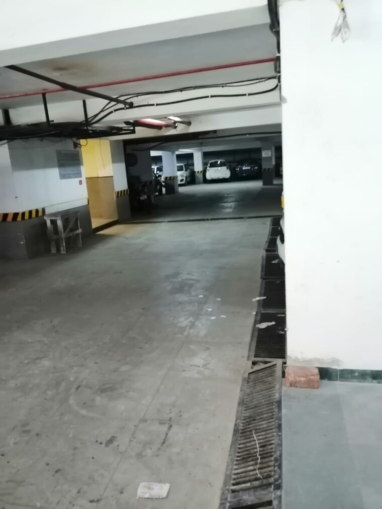  Parking, south tukoganj Commercial Showroom 1550 Sq.Ft. In South Tukoganj Indore 9598064