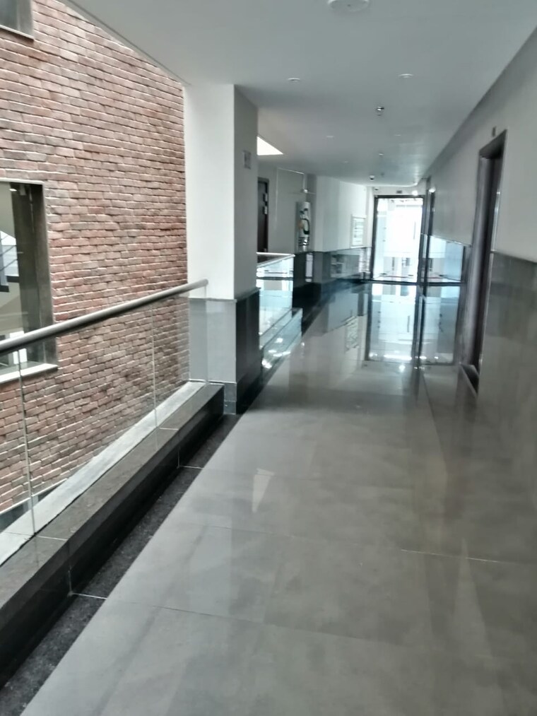 Balcony, south tukoganj Commercial Showroom 1550 Sq.Ft. In South Tukoganj Indore 9598064