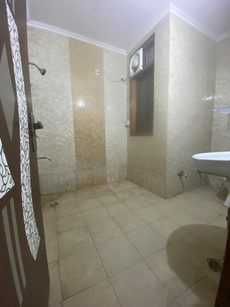 Bathroom, sector 52 3 Bedroom 1209 Sq.Ft. Builder Floor In Sector 52 Gurgaon 9598070