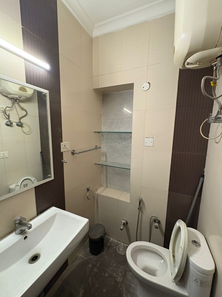 Bathroom, greater kailash i 2 Bedroom 1550 Sq.Ft. Builder Floor In Greater Kailash I Delhi 9598141