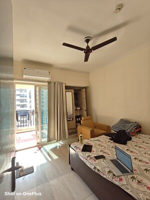 Room in 3 BHK Apartment at Gaur City 2 - 14th Avenue, Sector 16c Greater Noida – for Rent