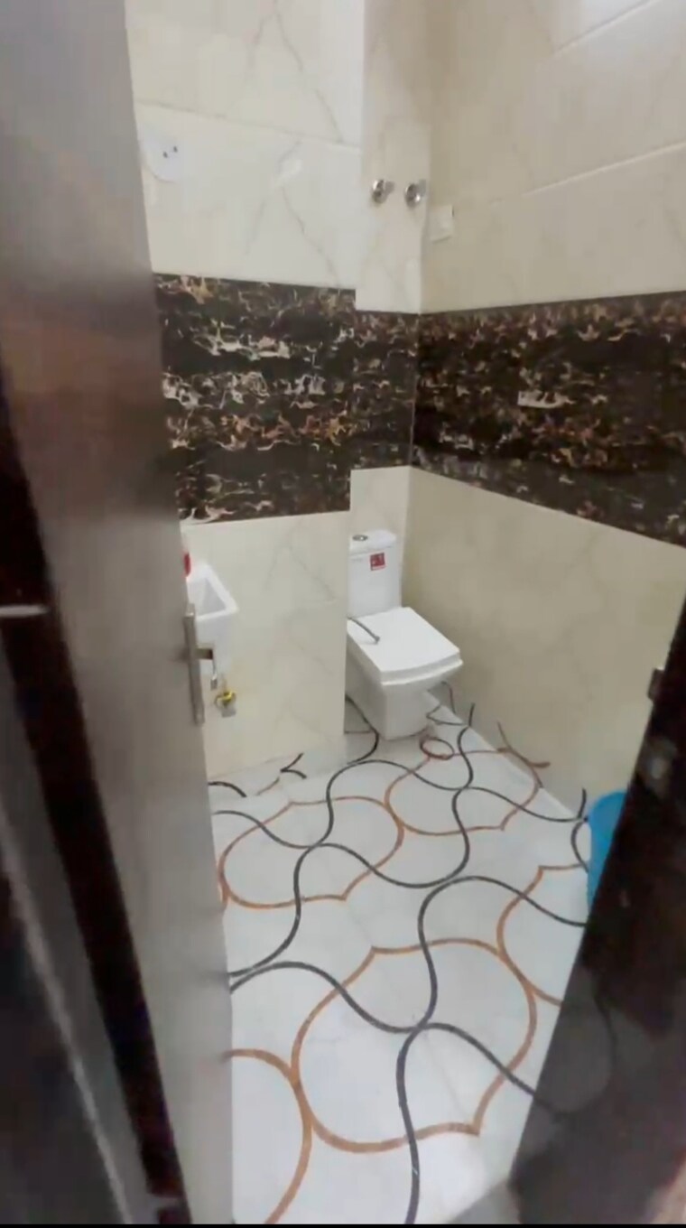 Bathroom, dwarka mor 2 Bedroom 60 Sq.Yd. Builder Floor In Dwarka Mor Delhi 9598136