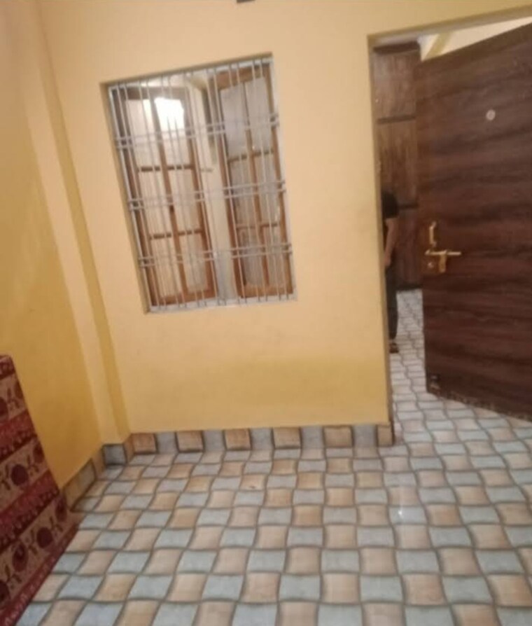 Room, aliganj 1 Bedroom 470 Sq.Ft. Independent House In Aliganj Lucknow 9598152