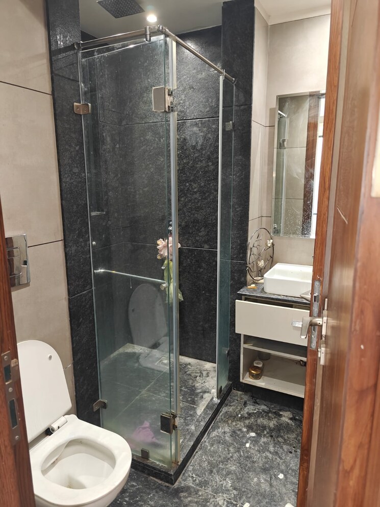 Bathroom, shivalik colony 3 Bedroom 1800 Sq.Ft. Builder Floor In Shivalik Colony Delhi 9598184