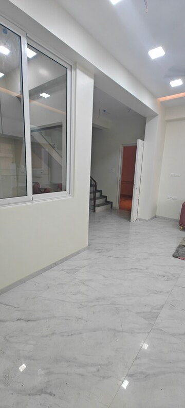 Room in 1 BHK Apartment at Neel Ganga Apartments, Lower Parel – for Rent