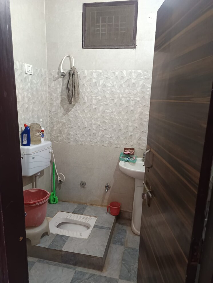 Bathroom, naveen park 3 Bedroom 125 Sq.Yd. Builder Floor In Naveen Park Ghaziabad 9598385