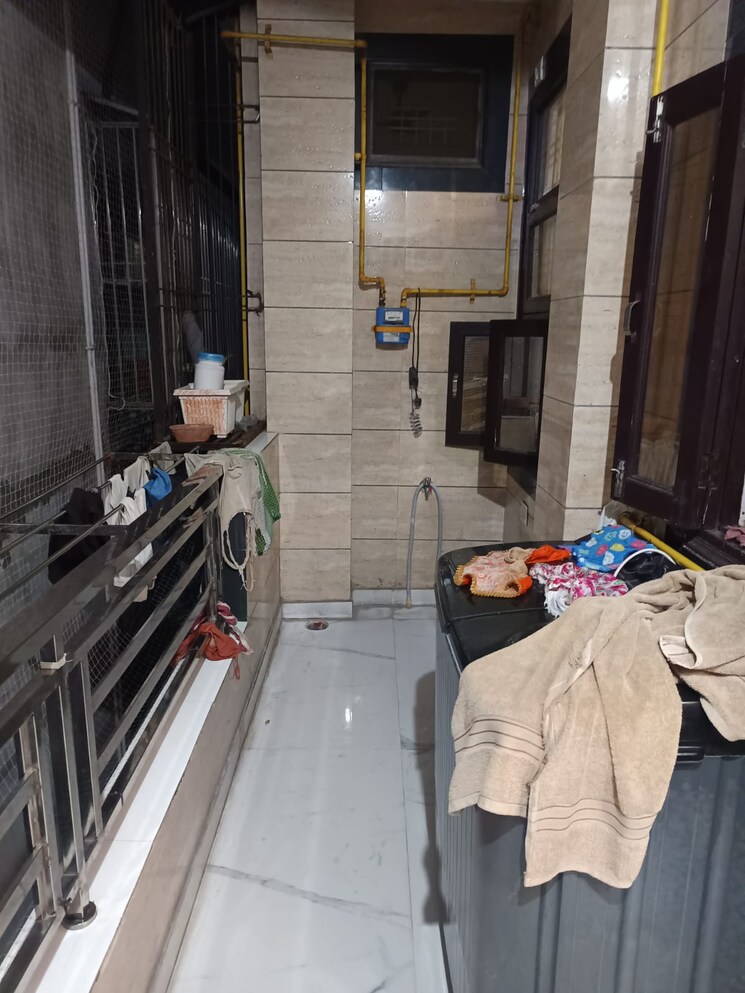 Balcony, naveen park 3 Bedroom 125 Sq.Yd. Builder Floor In Naveen Park Ghaziabad 9598385