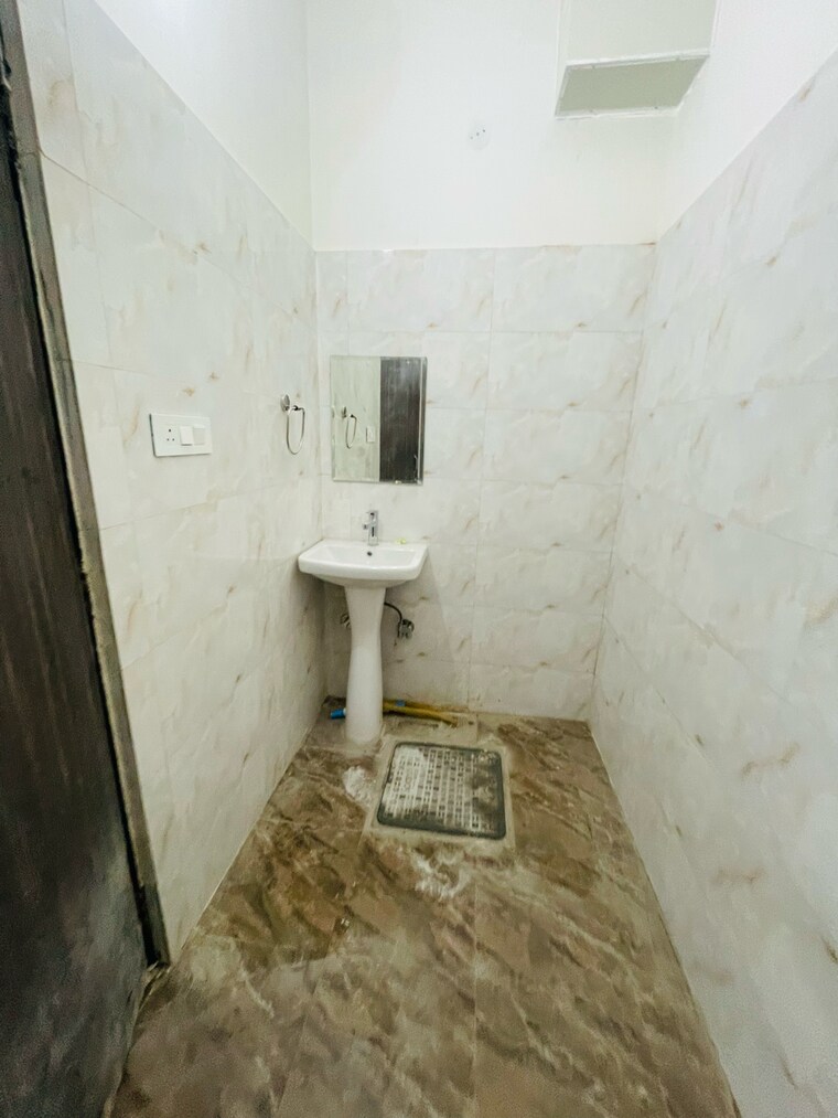 Bathroom, palam-vyapar-kendra 1 Bedroom 650 Sq.Ft. Builder Floor In Palam Vihar Gurgaon 9598473