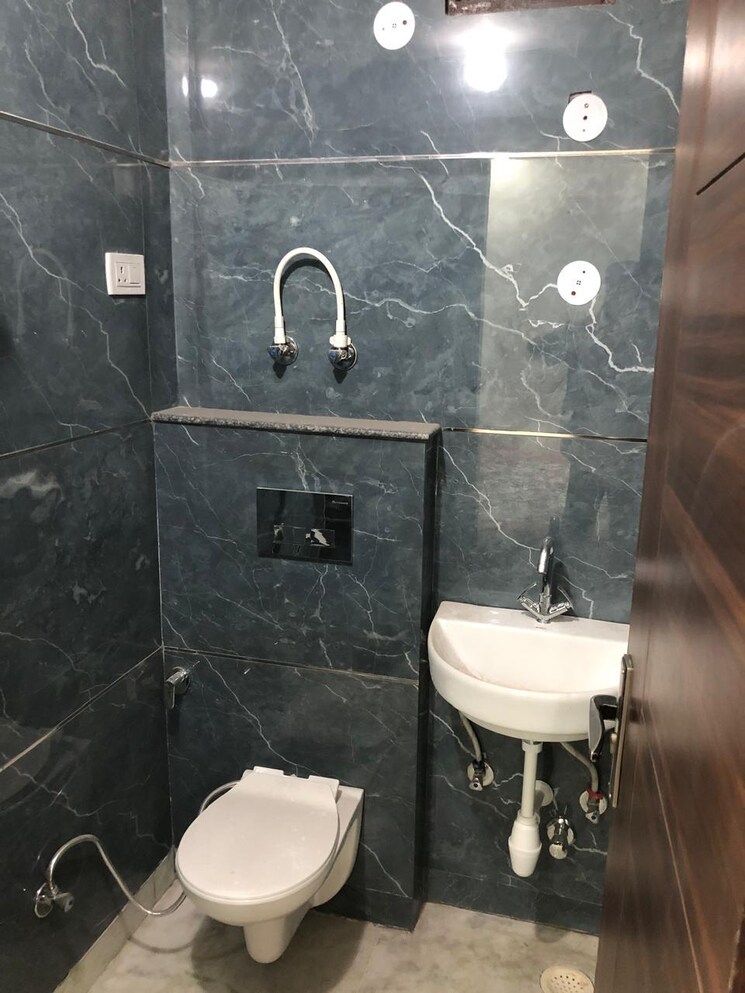 Bathroom, uttam nagar 2.5 Bedroom 60 Sq.Yd. Builder Floor In Uttam Nagar Delhi 9598674