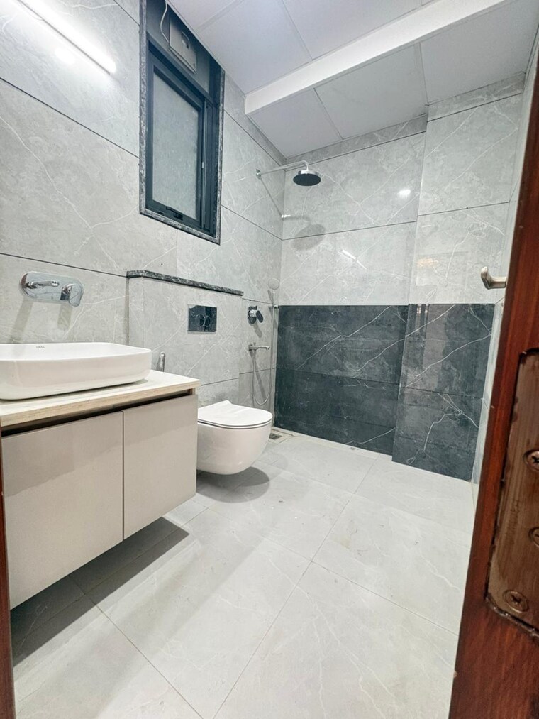 Attached Bathroom, sector 43 3 Bedroom 342 Sq.Yd. Builder Floor In Sector 43 Gurgaon 9598934