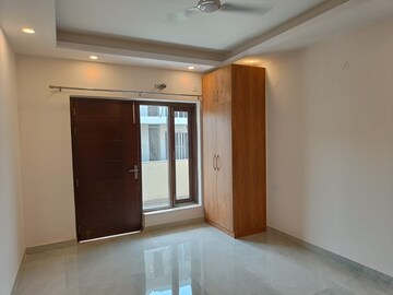 Room in 3 BHK Builder Floor at Sector 52 – for Rent