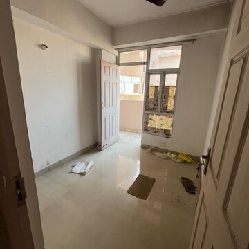 Room in 2.5 BHK Apartment at Supertech Cape Town, Sector 74 – for Rent