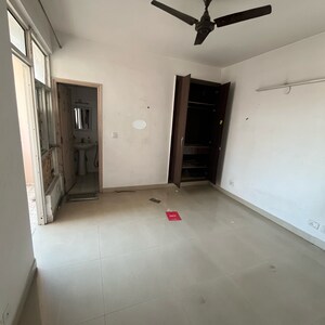 Room in 2.5 BHK Apartment at Supertech Cape Town, Sector 74 – for Rent