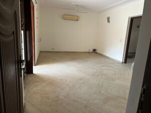 Room in 3 BHK Builder Floor at Sector 21 – for Rent