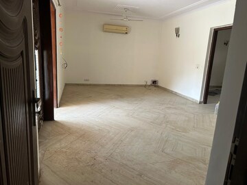 Room in 3 BHK Builder Floor at Sector 21 – for Rent