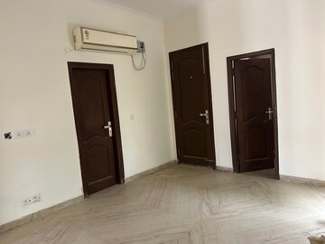 Room in 3 BHK Builder Floor at Sector 21 – for Rent