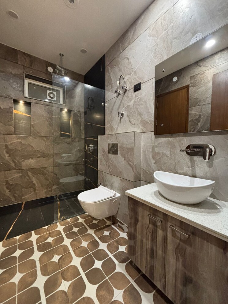 Attached Bathroom, shiv nagar 3 Bedroom 1800 Sq.Ft. Builder Floor In Shiv Nagar Delhi 9599229