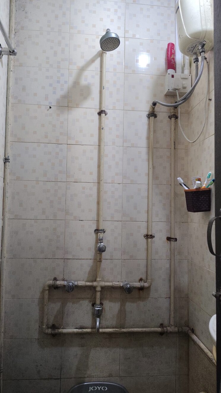 Bathroom, worli Pg For Boys & Girls In Worli 9599259