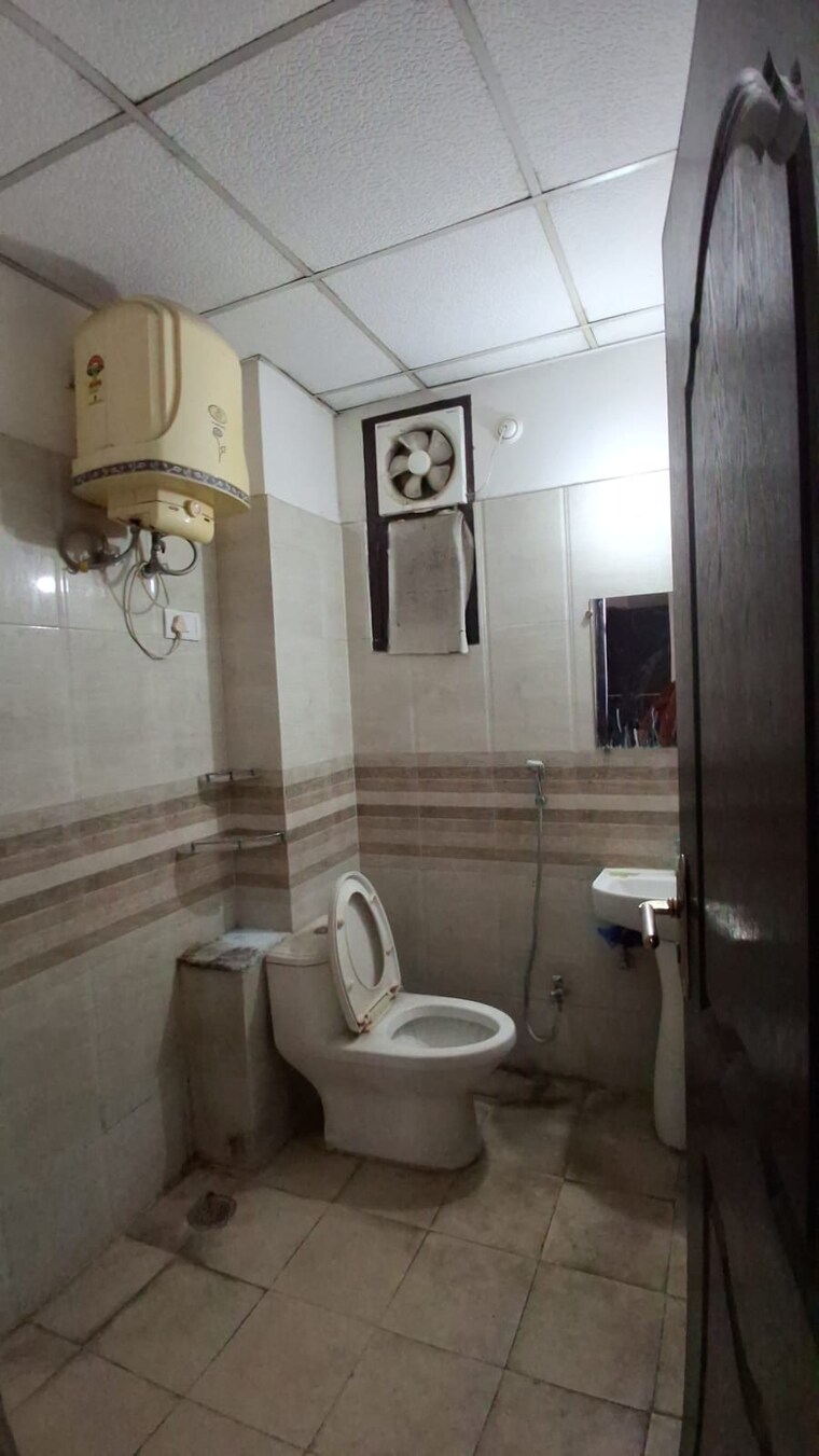 Bathroom, gomti nagar 2 Bedroom 1700 Sq.Ft. Apartment In Gomti Nagar Lucknow 9599821