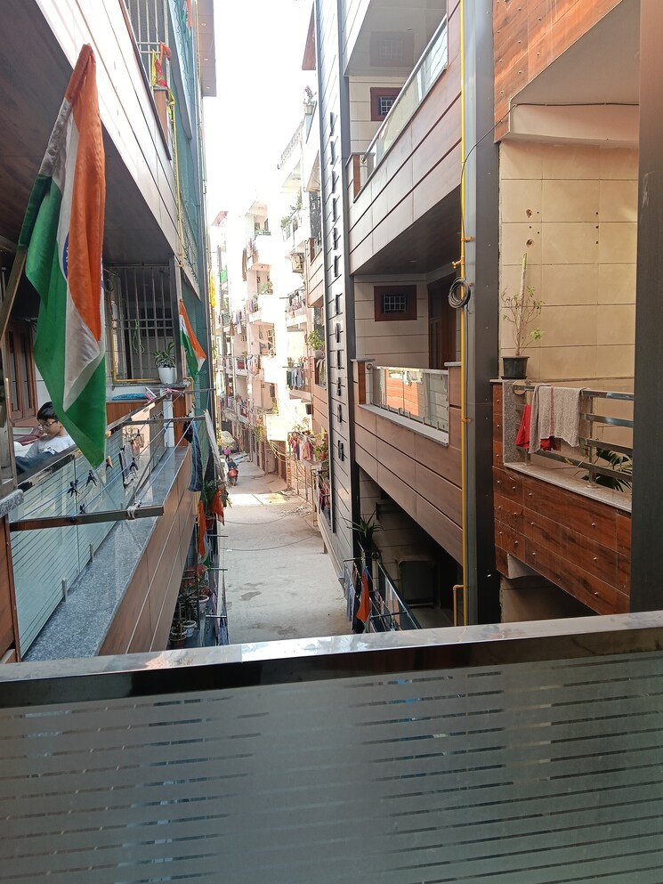 Balcony, teacher colony 3 Bedroom 110 Sq.Yd. Builder Floor In Teacher Colony Ghaziabad 9599879