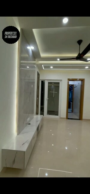 Room in 3 BHK Builder Floor at Sector 85 – for Rent