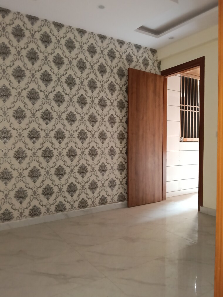 Room, teacher colony 3 Bedroom 110 Sq.Yd. Builder Floor In Teacher Colony Ghaziabad 9599879