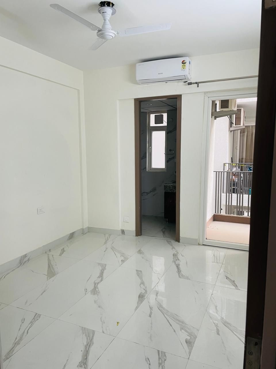 2.5 BHK + Study Room 1107 Sq.Ft. Builder Floor in Smart World Gems