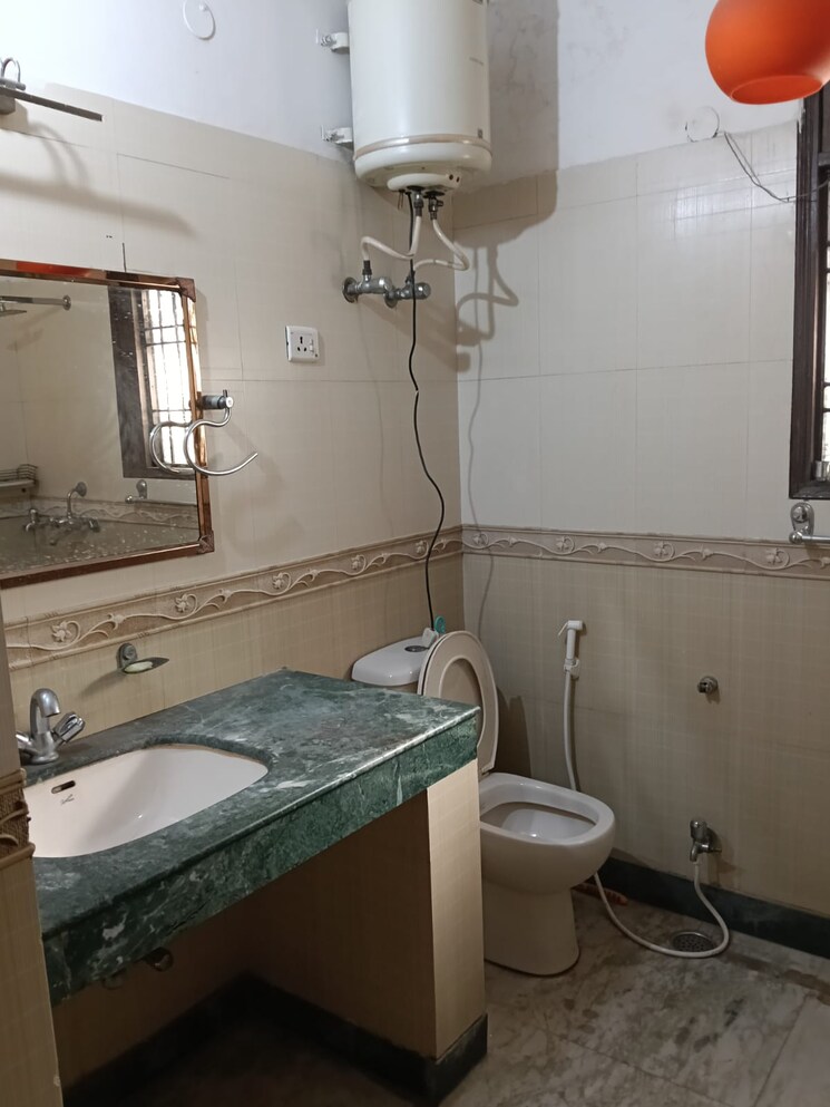 Attached Bathroom, ansal-plaza-sector-23 3 Bedroom 2400 Sq.Ft. Builder Floor In Sector 23 Gurgaon 9600048