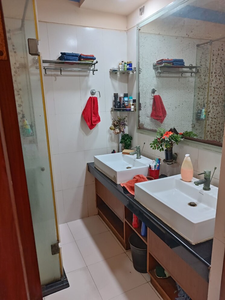 Bathroom, shatabdi-vihar-sector-61 3.5 Bedroom 2265 Sq.Ft. Apartment In Sector 61 Noida 9600383