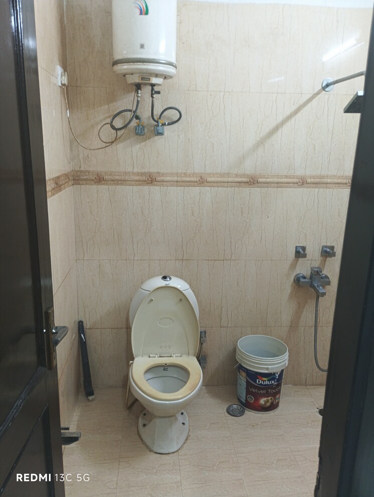 Bathroom, lajpat nagar i 2 Bedroom 900 Sq.Ft. Builder Floor In Lajpat Nagar I Delhi 9600553