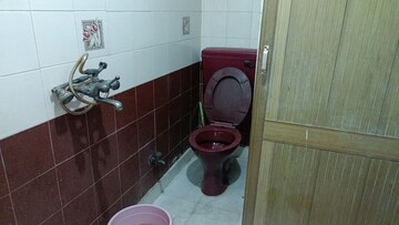Bathroom in 1 BHK Builder Floor at Vaishali Sector 4 – for Rent