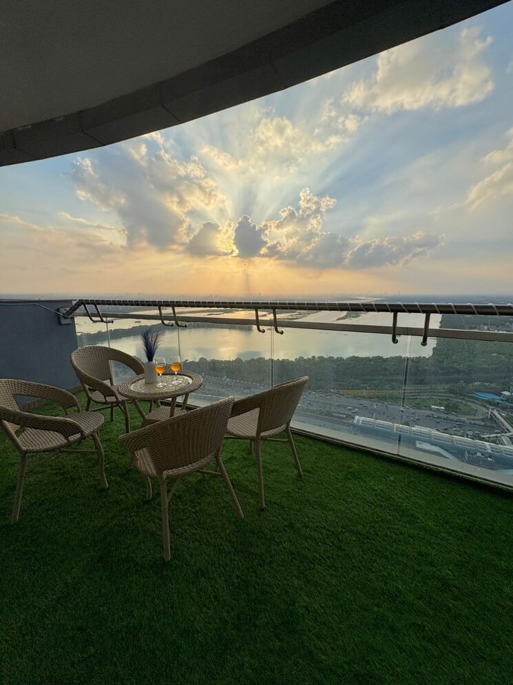 Swimming Pool, supertech-supernova-spira-suites Studio 595 Sq.Ft. Apartment In Sector 94 Noida 9600595