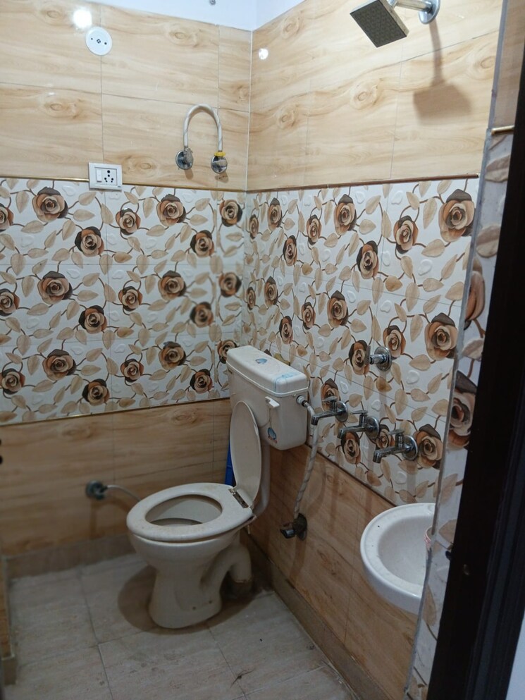 Bathroom, laxmi nagar 2 Bedroom 500 Sq.Ft. Builder Floor In Laxmi Nagar Delhi 9600639
