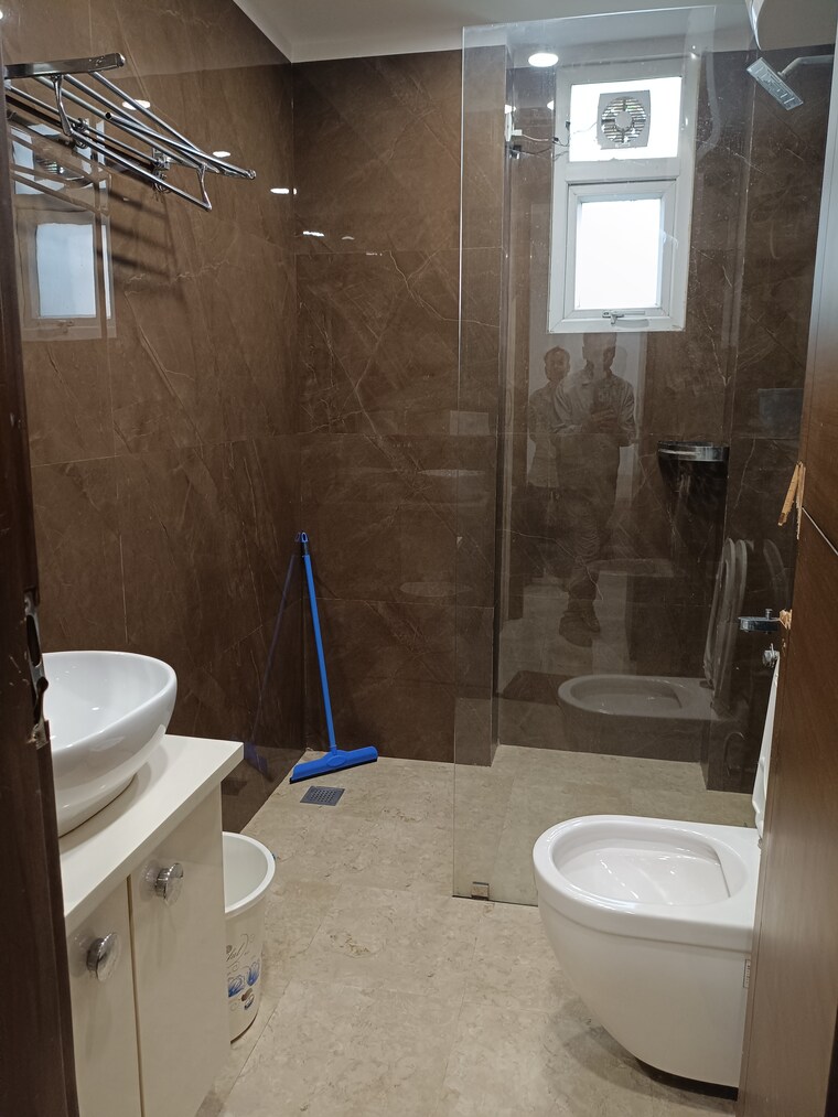 Bathroom, new friends colony 3 Bedroom 3011 Sq.Ft. Builder Floor In New Friends Colony Delhi 9601011