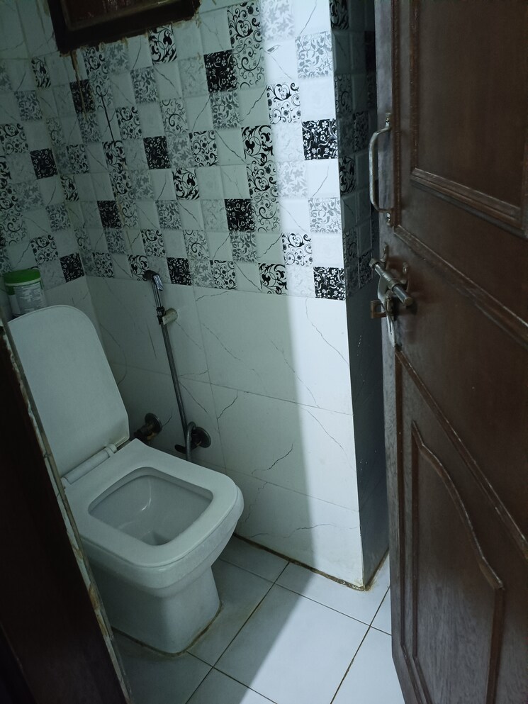 Bathroom, new friends colony 3 Bedroom 3011 Sq.Ft. Builder Floor In New Friends Colony Delhi 9601011
