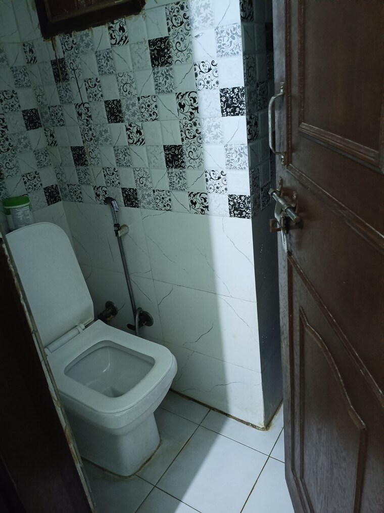 Bathroom, new friends colony 3 Bedroom 3011 Sq.Ft. Builder Floor In New Friends Colony Delhi 9601011