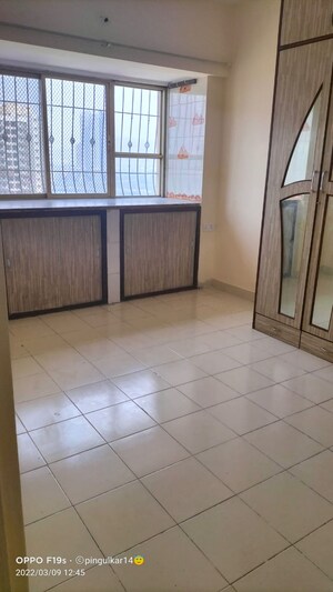 Room in 2 BHK Apartment at Llyod Estate, Wadala – for Rent