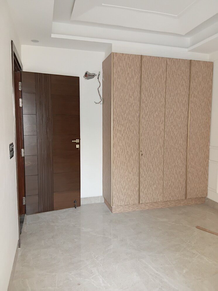 Room, sector 28 3.5 Bedroom 250 Sq.Yd. Builder Floor In Sector 28 Faridabad 9601123